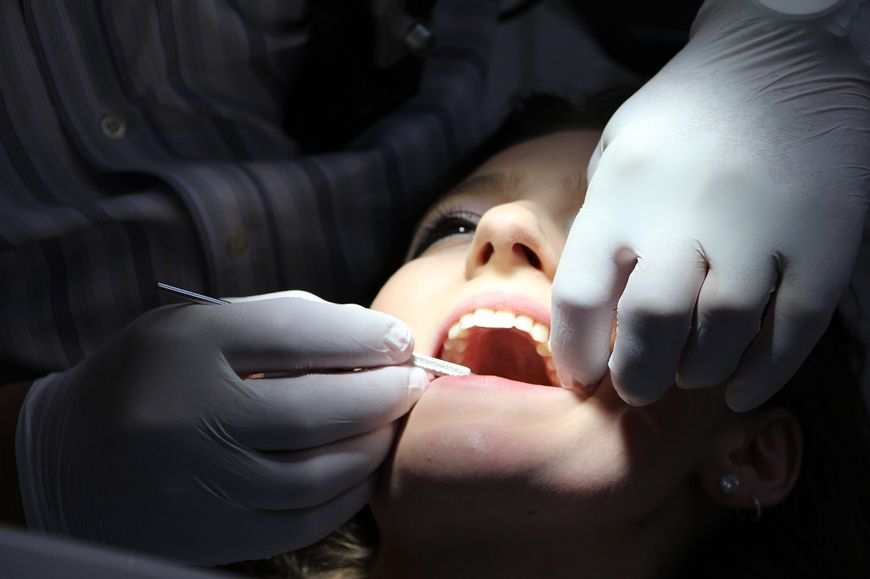 Leczenie zęba pod mikroskopem – na czym polega i dlaczego jest takie skuteczne?